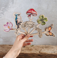 Load image into Gallery viewer, Keep Growing! Wooden tag with Blooming Flower
